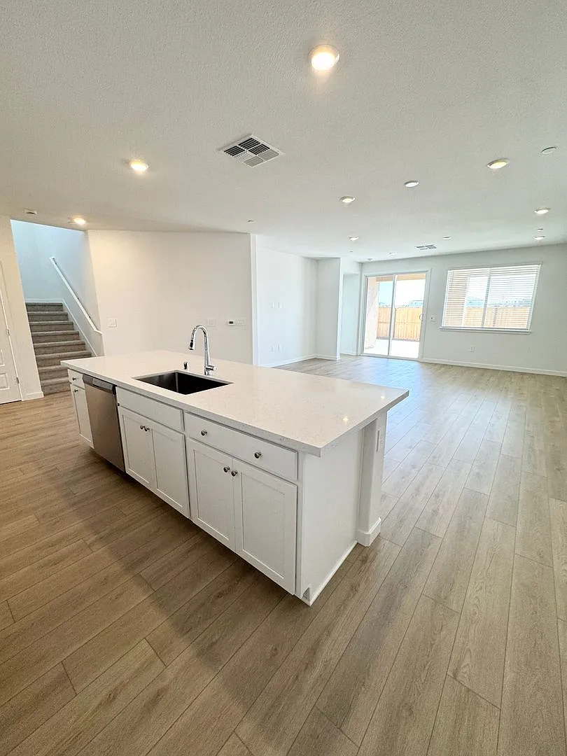 Brand New Natomas Home With Downstairs Primary Suite, Loft, Pool & Clubhouse — Photo 4