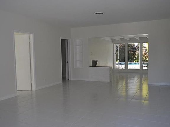 4th image of 2905 Center Ave