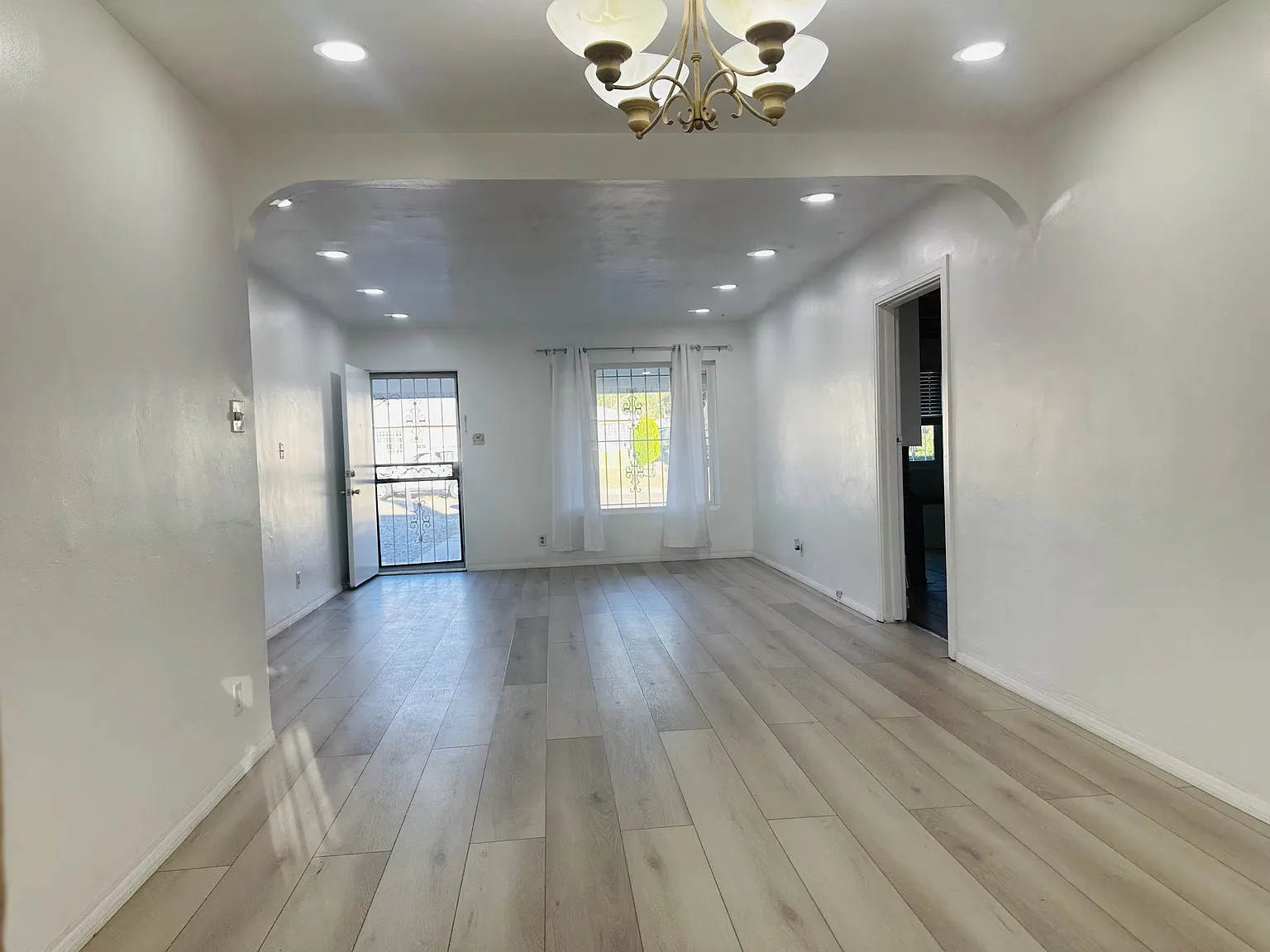 4 bed, 1.5 bath, 1700 sqft, $2,300 — Photo 2