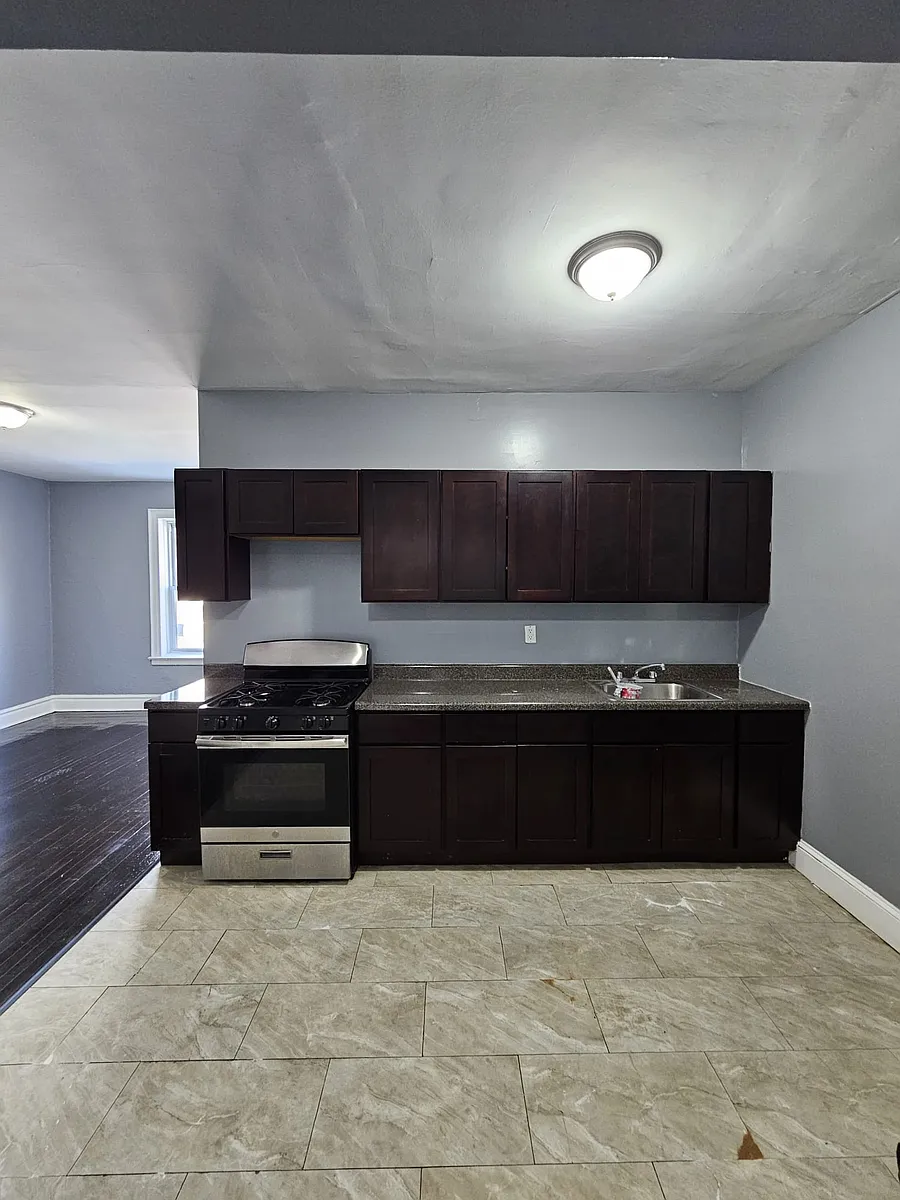 Building Photo - 645 Elizabeth Ave #26