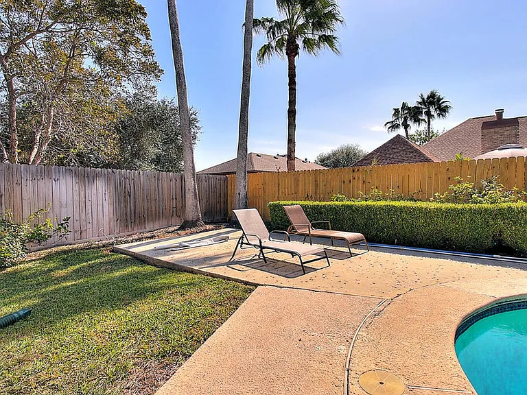 7642 Dallas St — Photo 49
