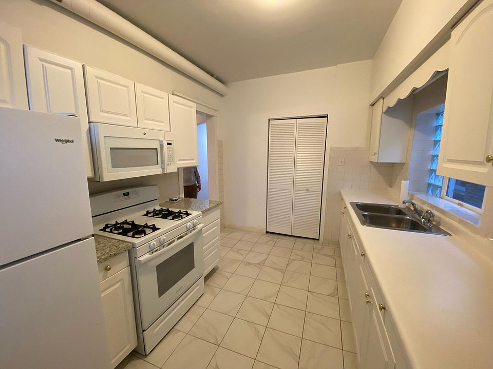 1st image of 6429 N Lakewood Ave #2