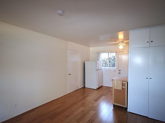 4th image of 1108 E Villa St #B