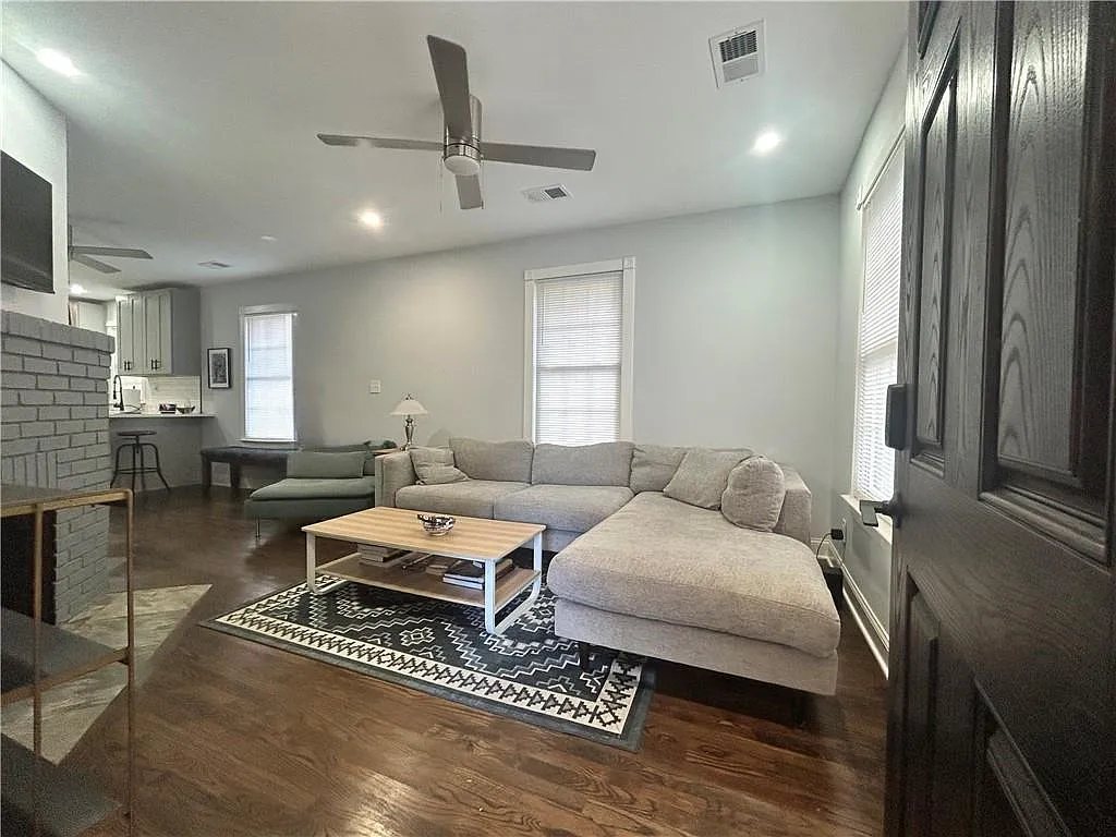 2 bed, 1.0 bath, 872 sqft, $1,850 — Photo 3