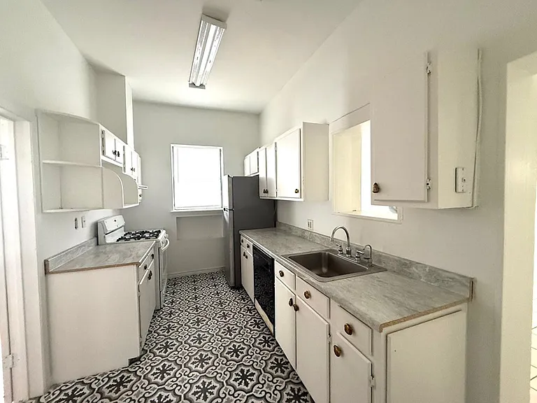 583 N Monroe St — Photo 9