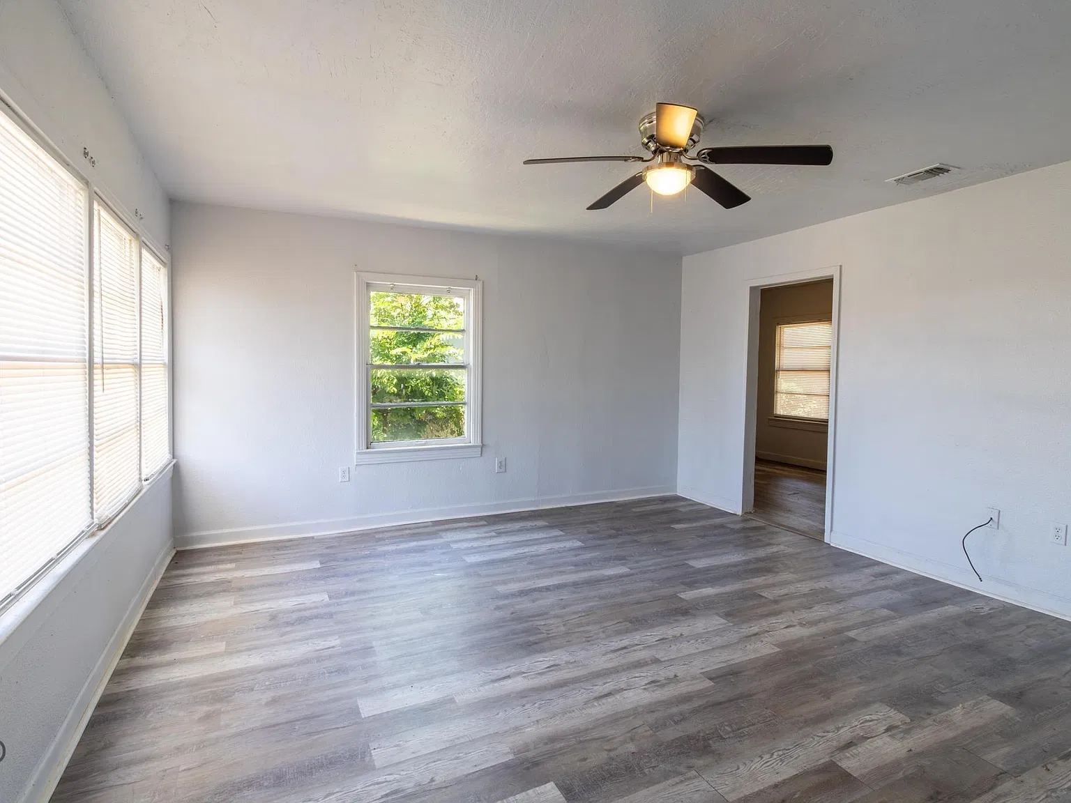2 bed, 1.0 bath, 909 sqft, $950 — Photo 2