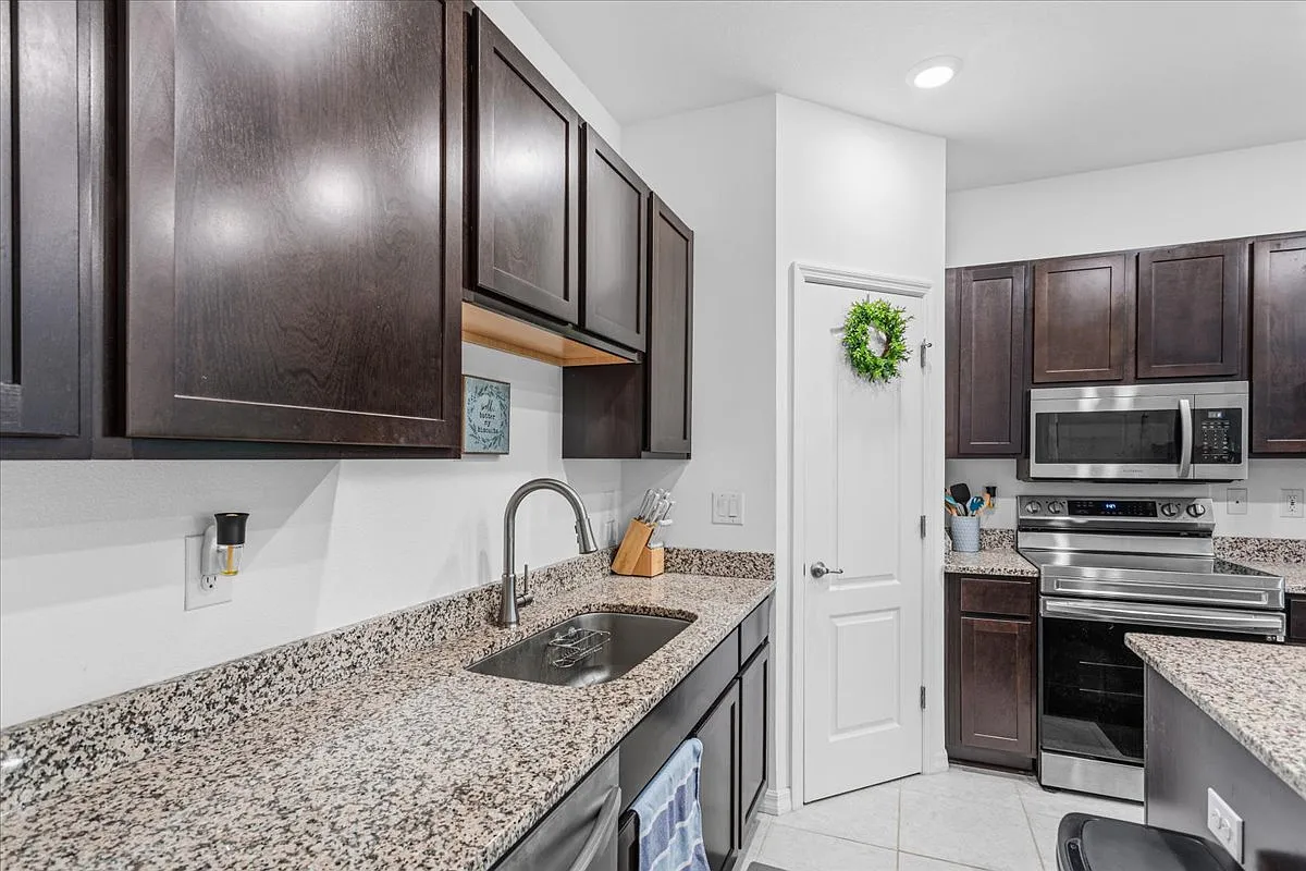3 bed, 2.5 bath, 1635 sqft, $2,200 — Photo 4