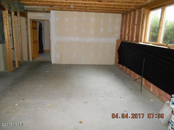 5th image of 15396 Lincoln St