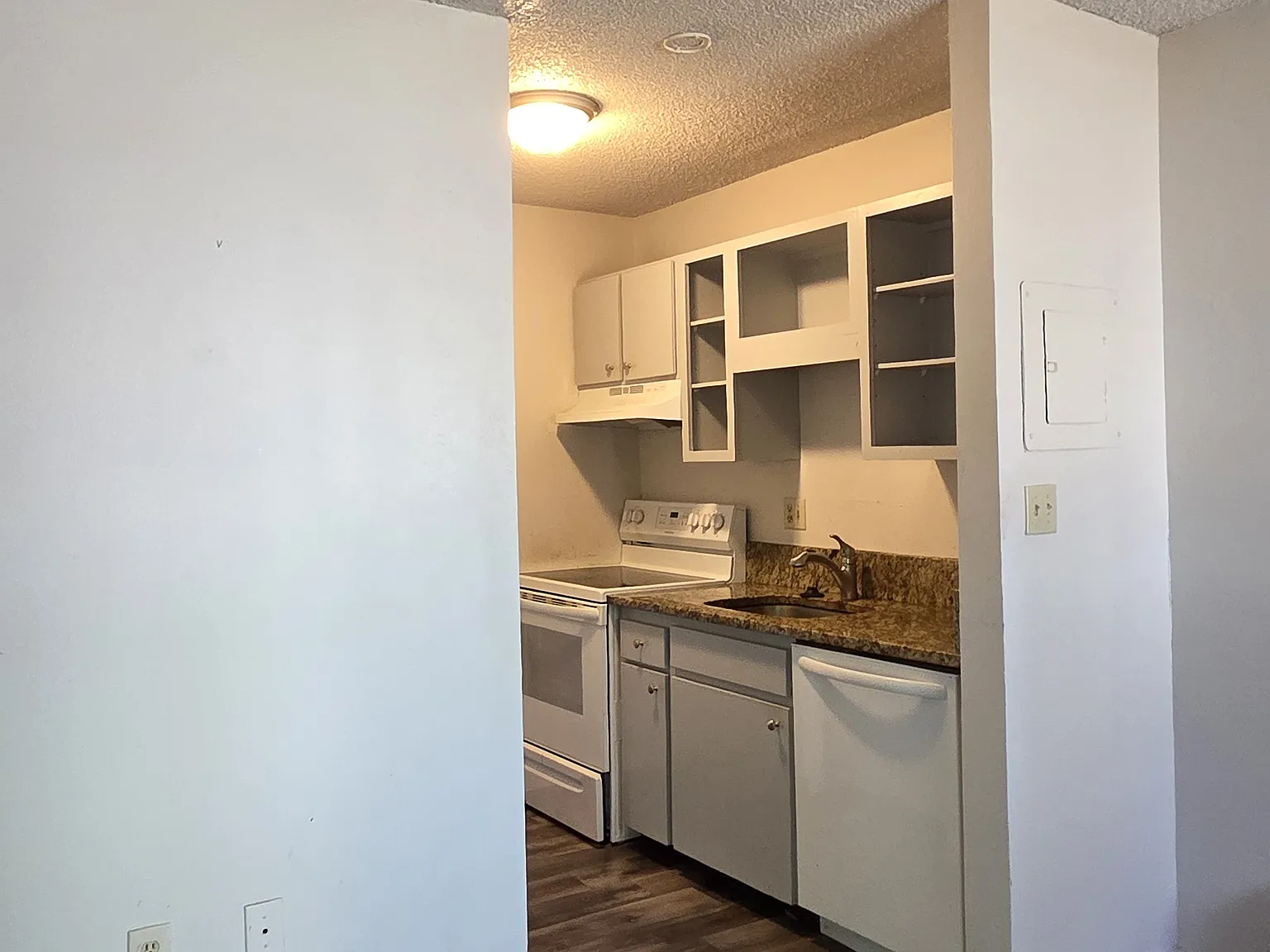 2 bed, 732 sqft, $1,300 — Photo 2