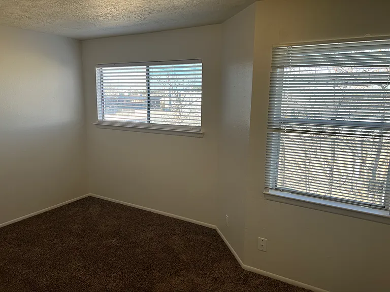 2 Bedroom Town Apartment with Washer / Dryer in Unit & Private Yard — Photo 11