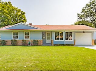 65 Ridgewood Rd, Elk Grove Village, IL 60007