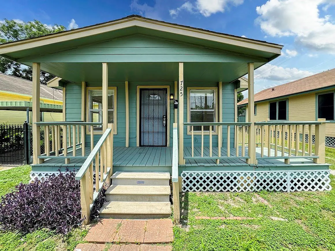 2 bed, 1.0 bath, 1204 sqft, $1,300 — Photo 1