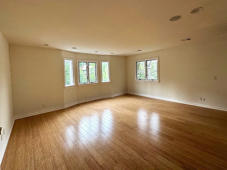 2334 Benedict Canyon Dr — Photo 23