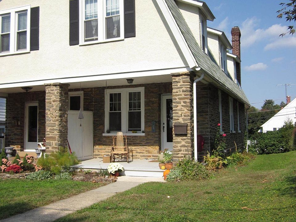 Charming 3 bedroom twin on quiet street.