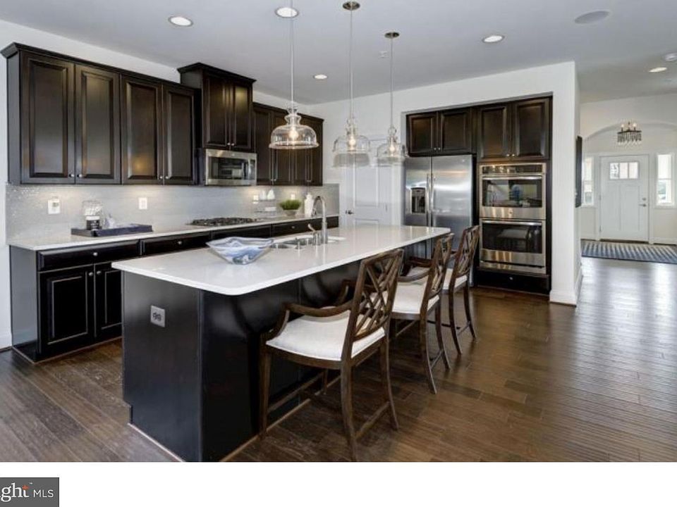 2nd image of 2071 Idlewyld Dr