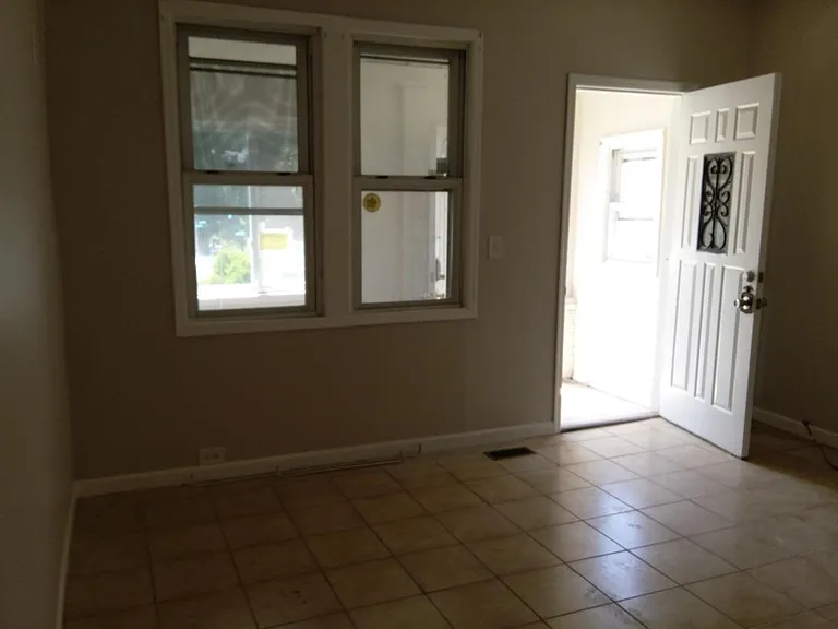 432 Ashley St — Photo 3