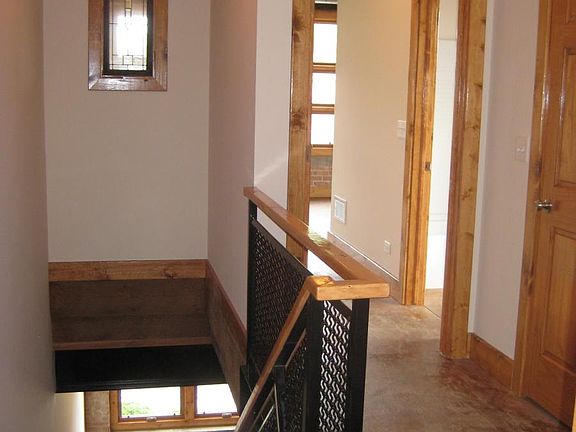 5th image of 326 Hutchins Ct