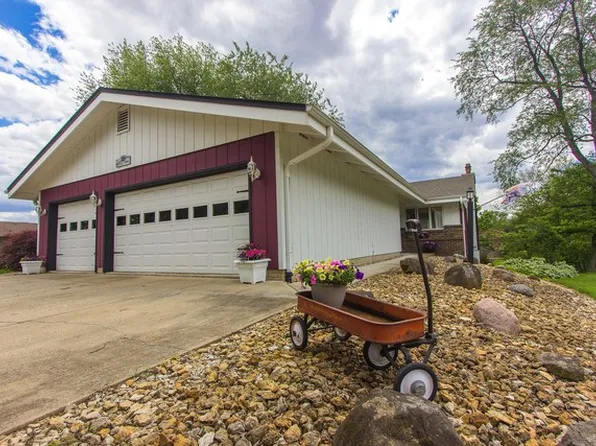 372 Holiday Dr, Somonauk, IL 60552