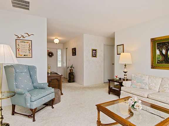 Foyer/Living Room