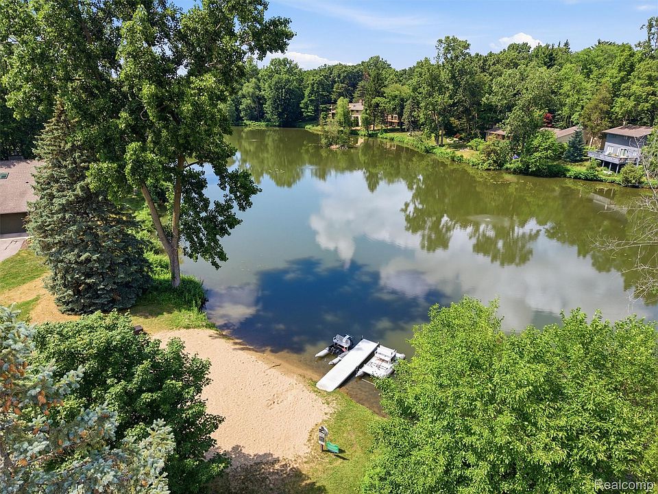 2281 Forest Gln, photo 2