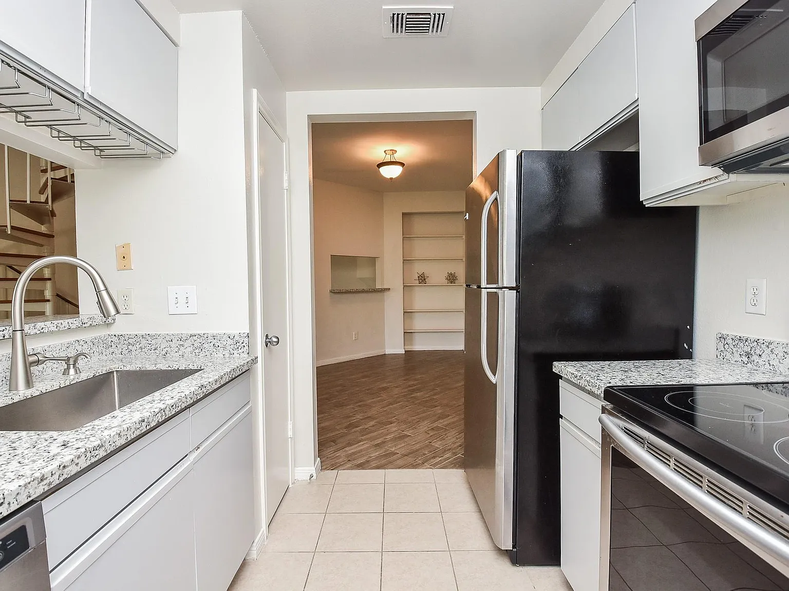 2 bed, 1.0 bath, 1118 sqft, $1,950 — Photo 3