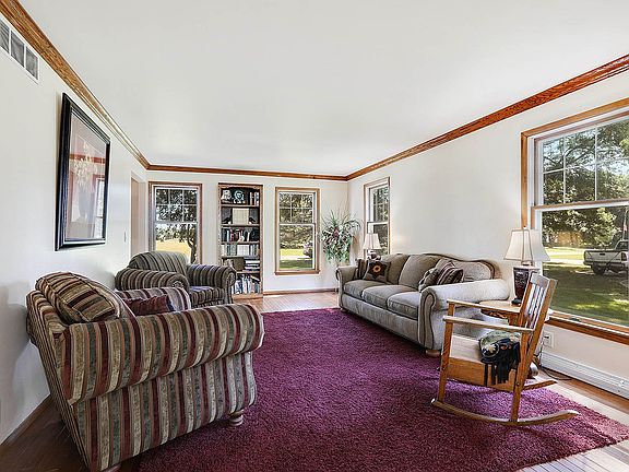 living room w/crown molding