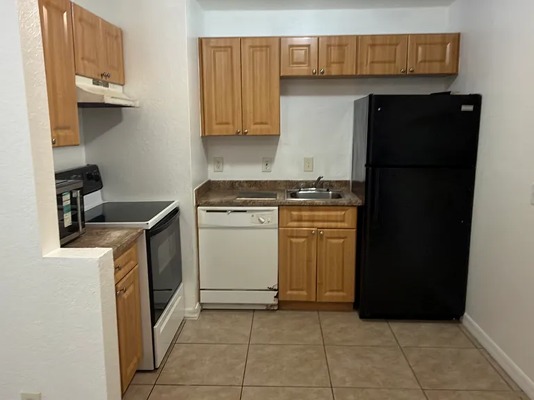 651 SW 9th St #7 — Photo 3