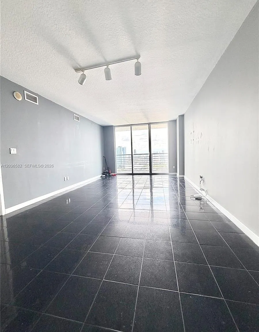 One Miami East Condo — Photo 4