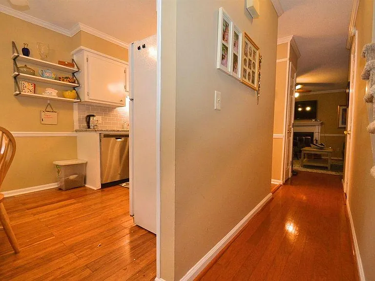 111 Mulberry Ln — Photo 3