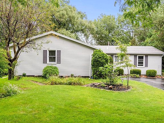 3rd image of 6 Peach Blossom Cir