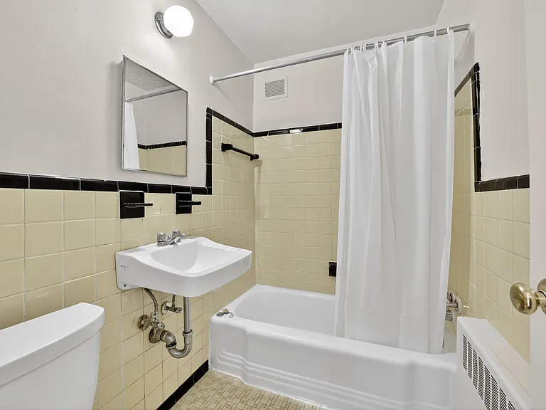 1010 G St NE — Photo 6