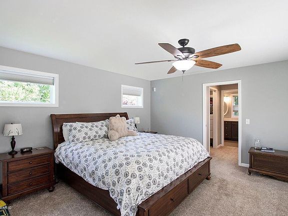 5th image of 610 Saint Andrews Ct SE