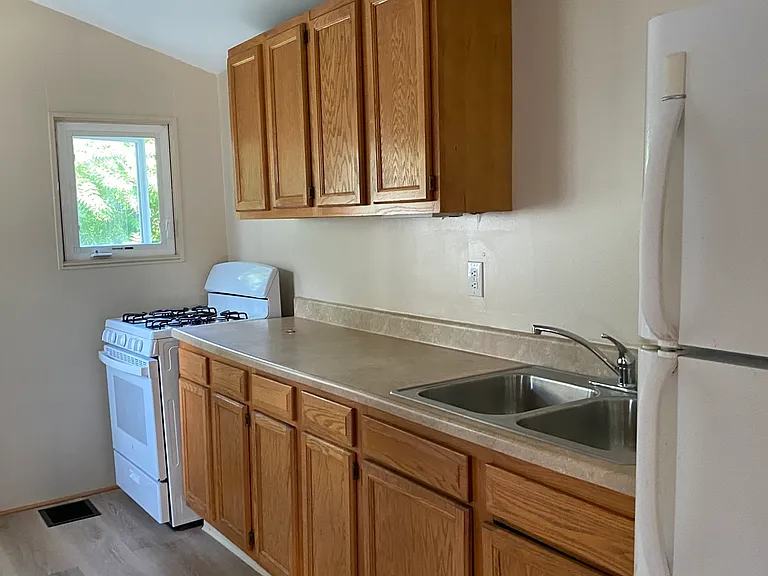 121 E Falls St — Photo 5