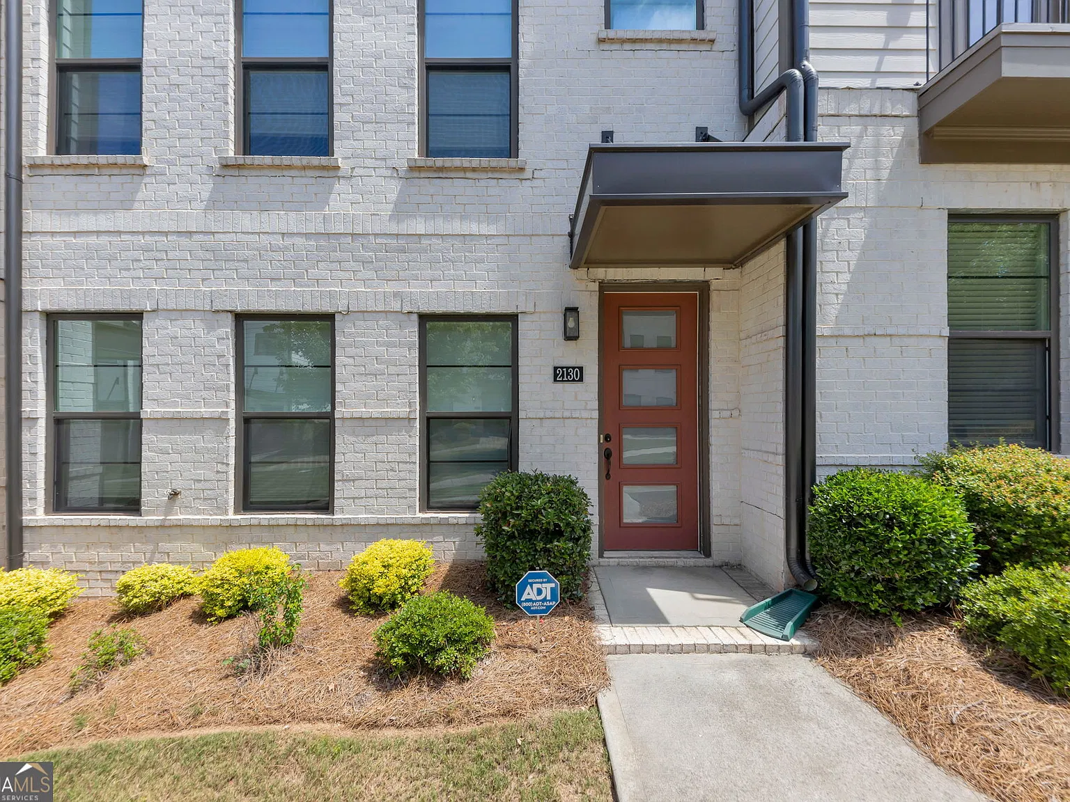 3 bed, 3.5 bath, 2500 sqft, $3,350 — Photo 3