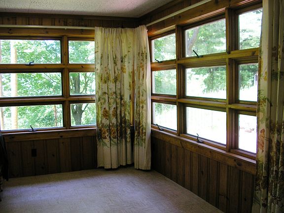 Lovely eat in kitchen