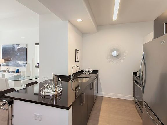 3rd image of 70 Pine St APT 2903