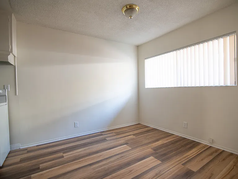 Vine Street Apartments — Photo 13