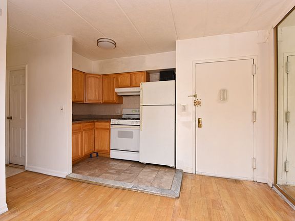 3rd image of 14350 Barclay Ave APT 1H