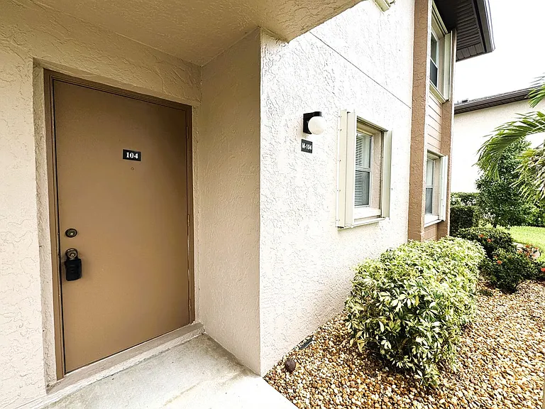 25100 Sandhill Blvd #M — Photo 19