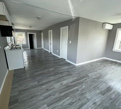 3rd image of 1571 W Union St