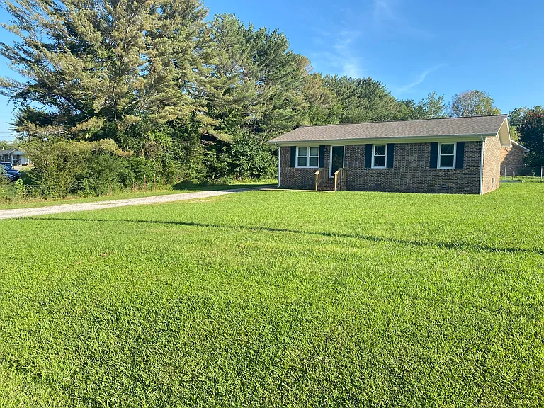 240 Lakeview Dr — Photo 2
