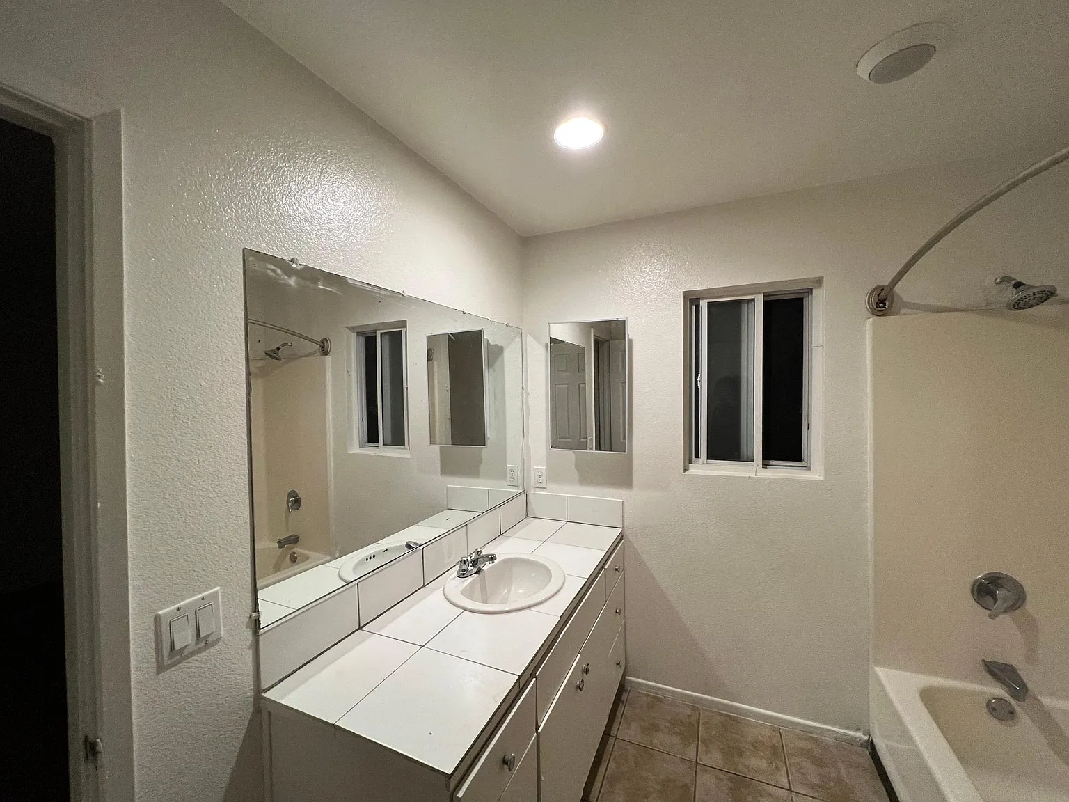 4 bed, 2.5 bath, 1800 sqft, $4,995 — Photo 4