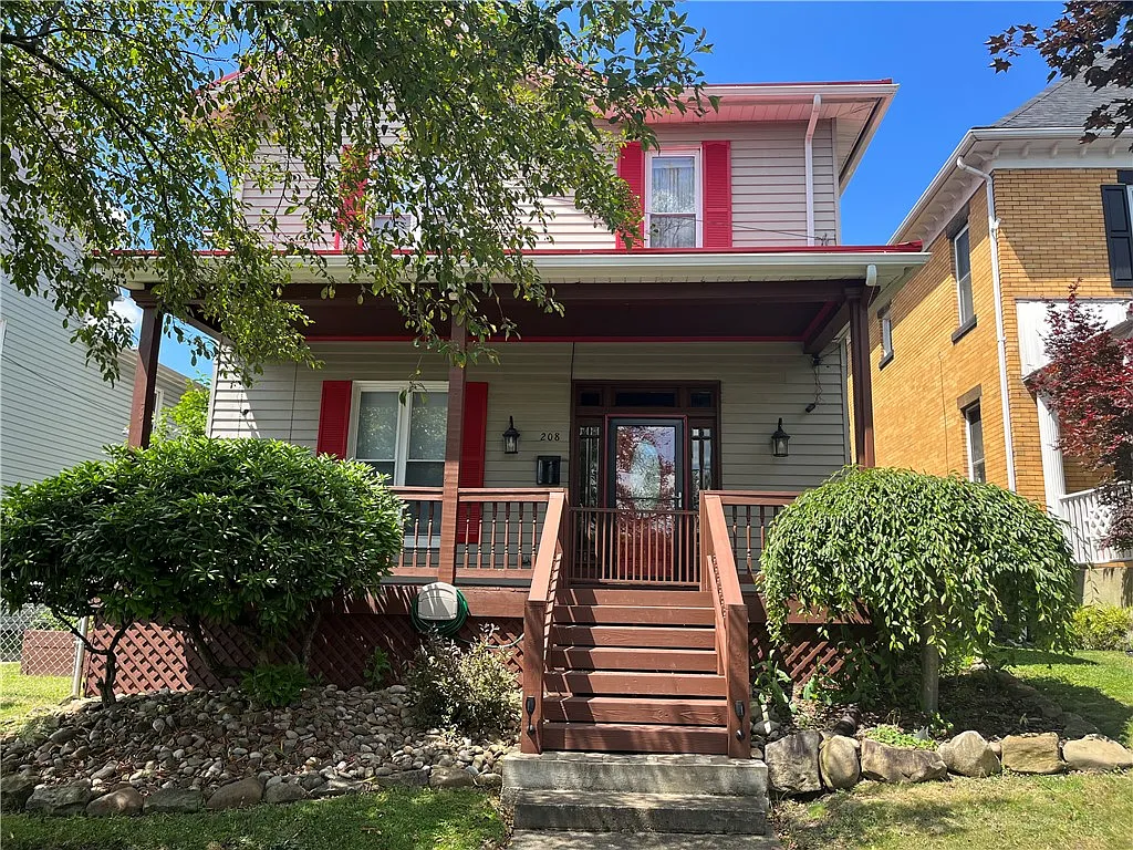 208 E Green St photo 1