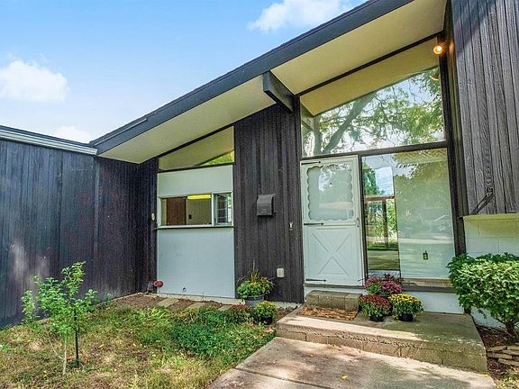 3rd image of 2919 Carlton Dr