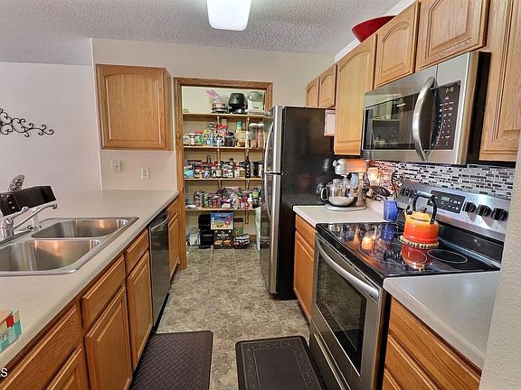 4th image of 832 Lambton Ave #4