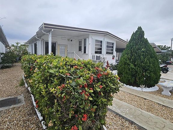 5th image of 2848 W Marina Dr