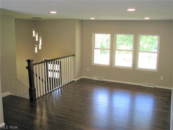 3rd image of 2080 Hermitage Dr