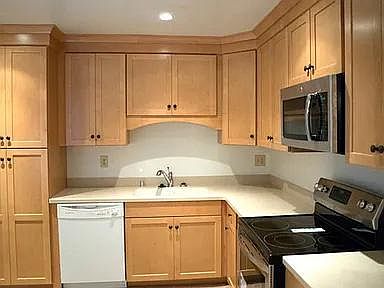 3rd image of 613 Heather Dr