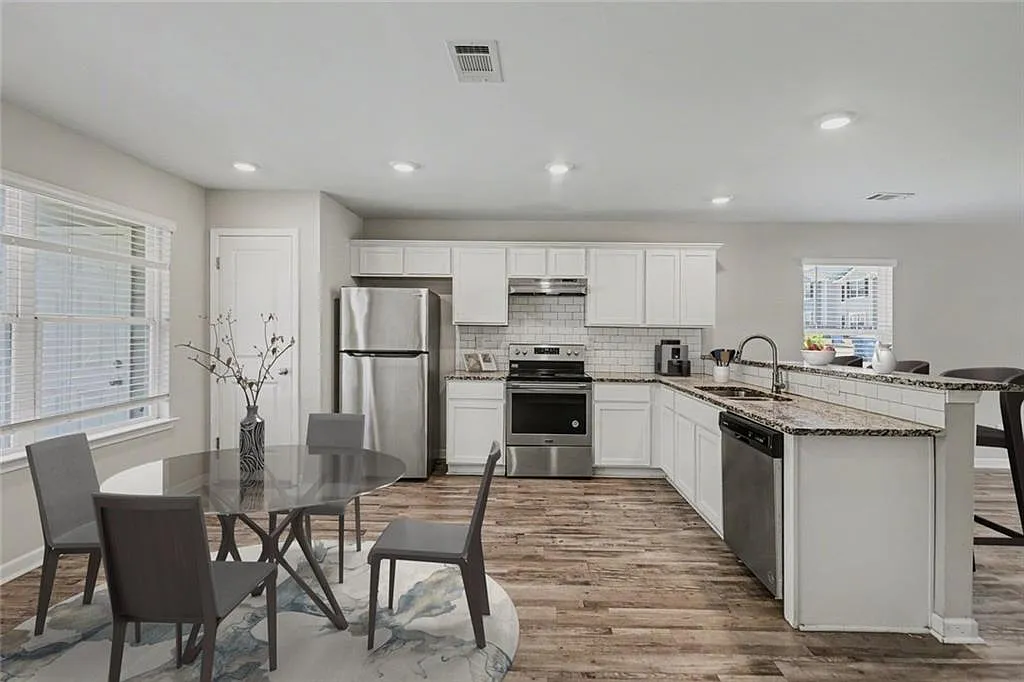 4 bed, 2.5 bath, 1648 sqft, $1,995 — Photo 3