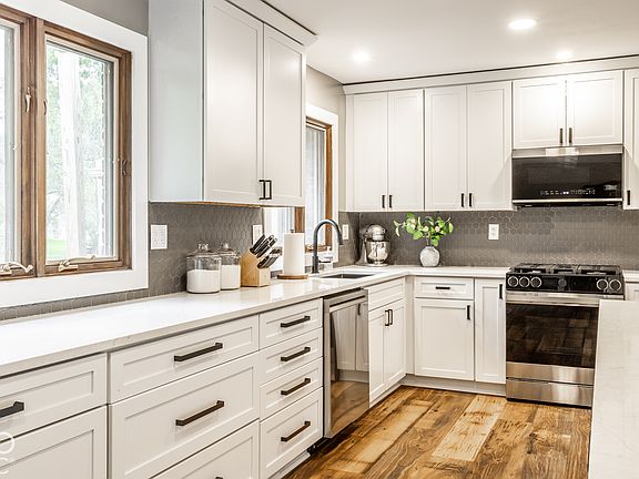 4th image of 2209 Center Dr